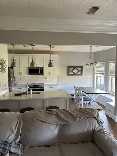 15 mins from downtown Tuscaloosa and University area in quiet safe neighborhood.