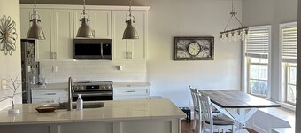 15 mins from downtown Tuscaloosa and University area in quiet safe neighborhood.