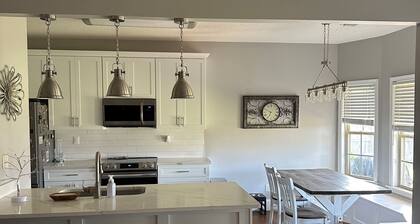 15 mins from downtown Tuscaloosa and University area in quiet safe neighborhood.