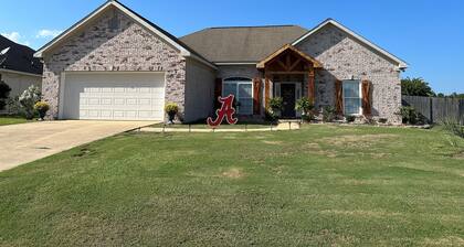 15 mins from downtown Tuscaloosa and University area in quiet safe neighborhood.