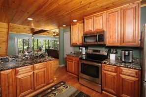 冰箱、微波炉、烤箱、炉灶