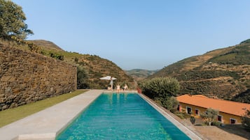 Una piscina al aire libre de temporada
