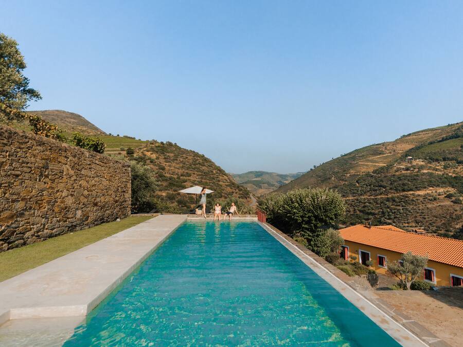 Una piscina al aire libre de temporada