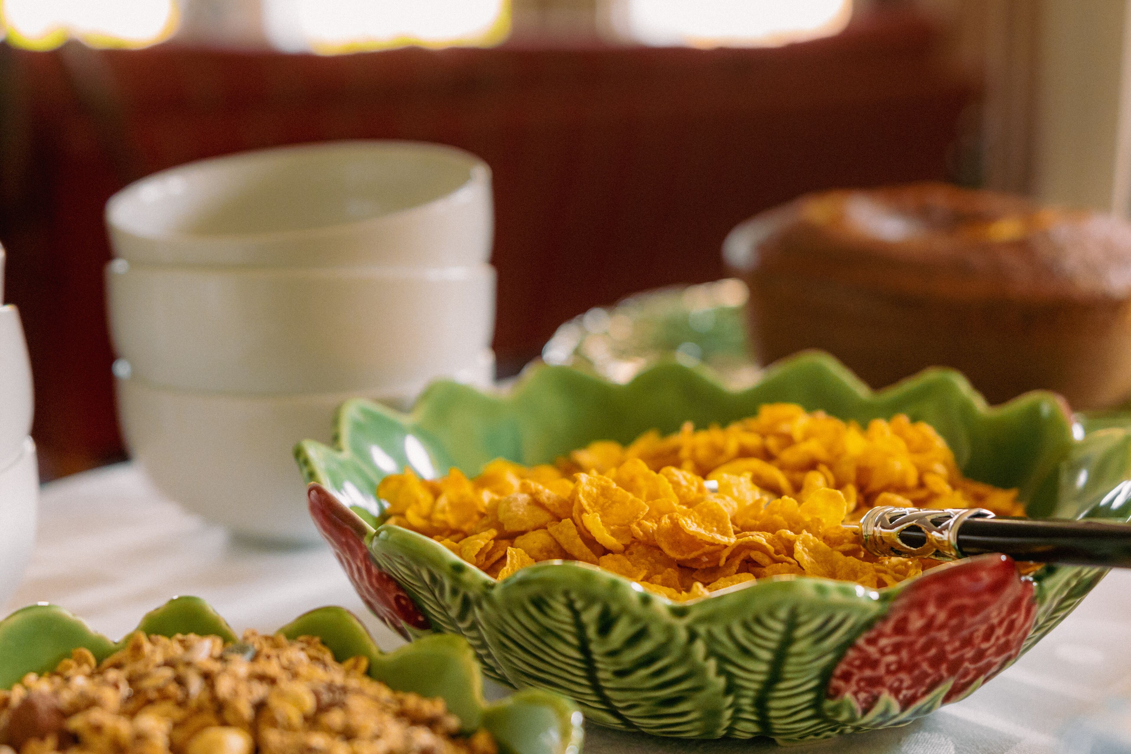 Una mesa con un tazón de cereal y un muffin.