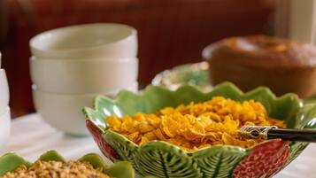 Una mesa con un tazón de cereal y un muffin.