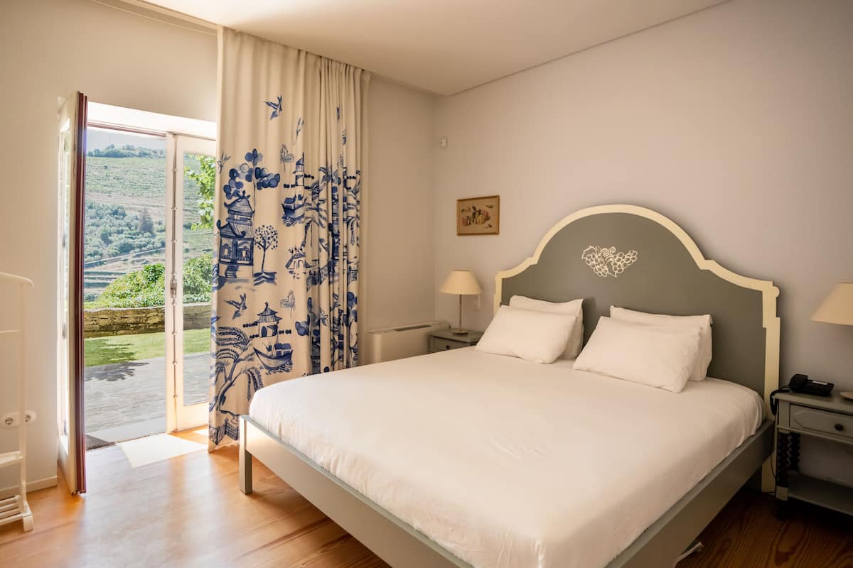 Habitación Deluxe doble | Decoración individual, mobiliario individual, wifi gratis y ropa de cama