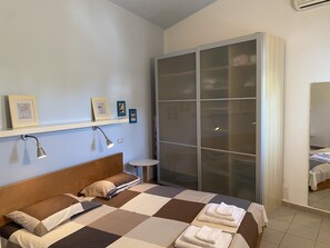 2 quartos, cofres nos quartos, ferros/tábuas de passar roupa