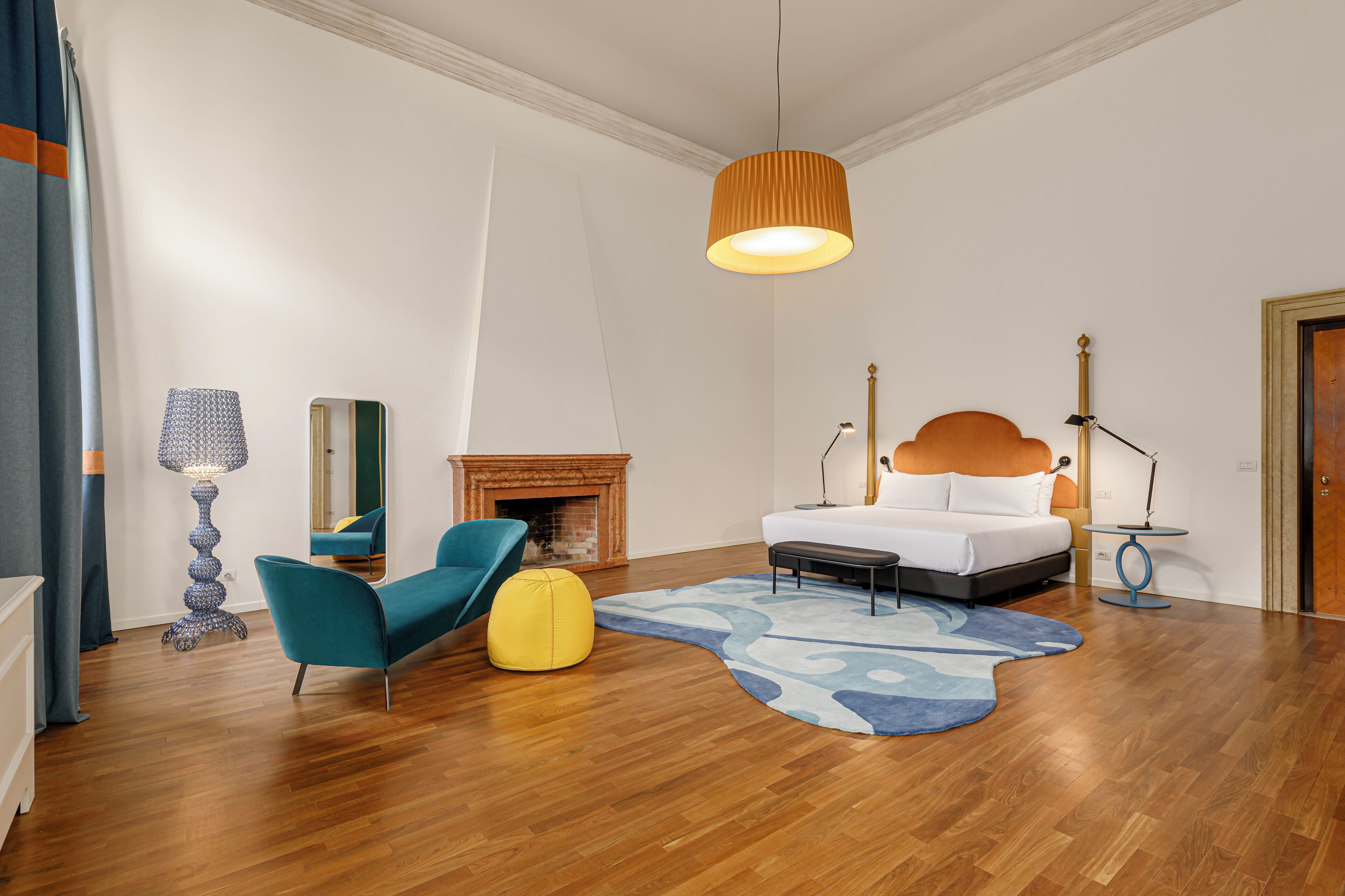 Ylelliset vuodevaatteet, untuvapeitot, memory foam -patjalliset sängyt