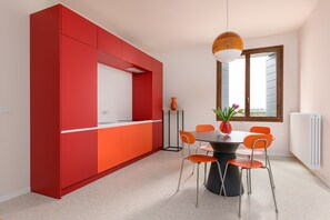 Apartament estàndard (Edera) | Cuina privada | Frigorífic gran, microones, placa de cuina i cafetera exprés 