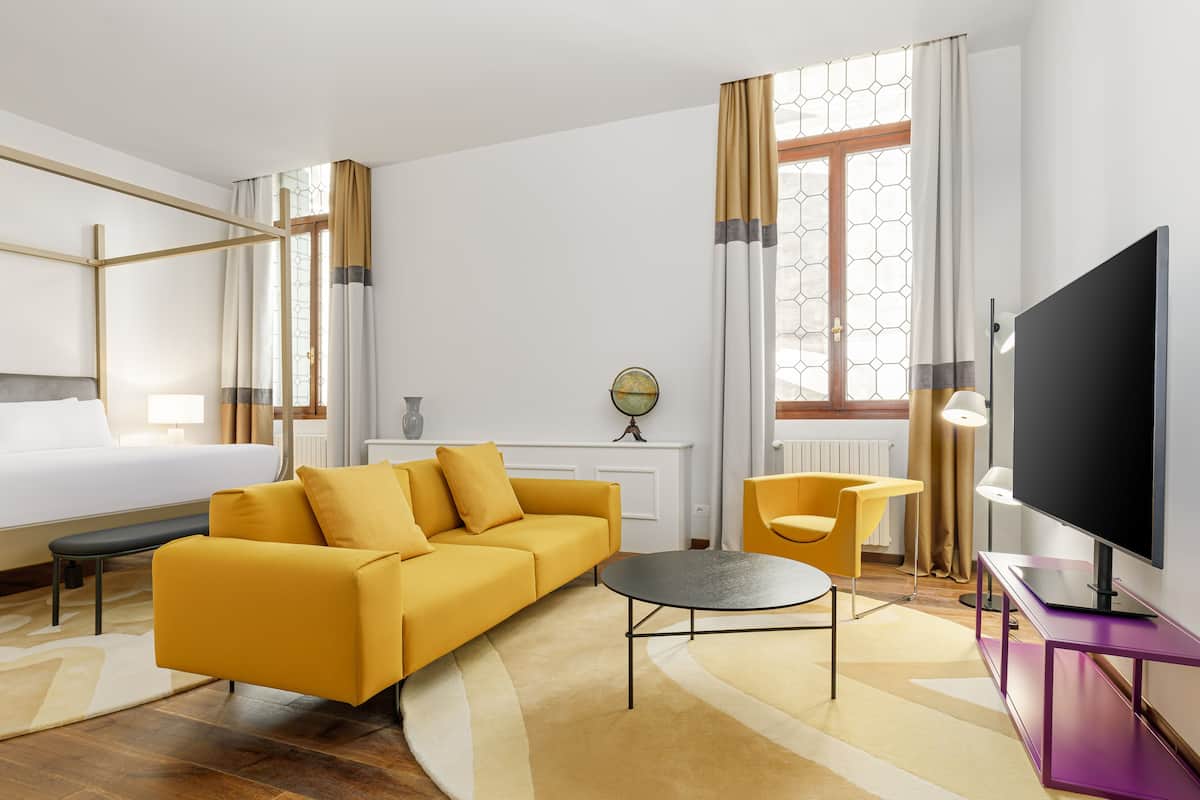 Apartamento estándar (Alloro) | Zona de estar | Televisión de pantalla plana de 50 pulgadas con canales por cable