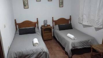 4 bedrooms, iron/ironing board, WiFi, bed sheets