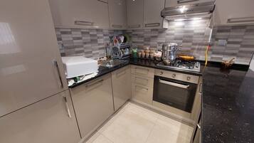 Frigorífico, microondas, horno y placa de cocina