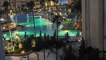 Una piscina cubierta, una piscina al aire libre