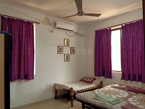 2 bedrooms, iron/ironing board, bed sheets