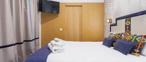 Standard Room, 1 Double Bed | Down comforters, travel crib, WiFi (free), bed sheets