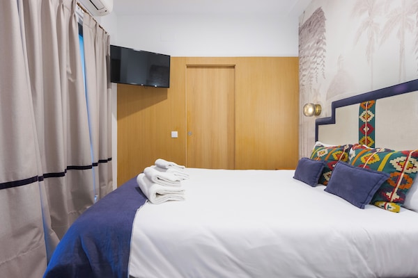 Standard Room, 1 Double Bed | Down comforters, travel crib, WiFi (free), bed sheets