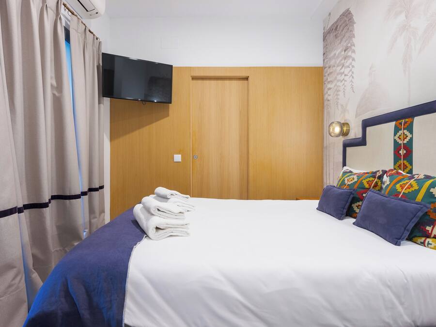 Standard Room, 1 Double Bed | Down comforters, travel crib, WiFi (free), bed sheets