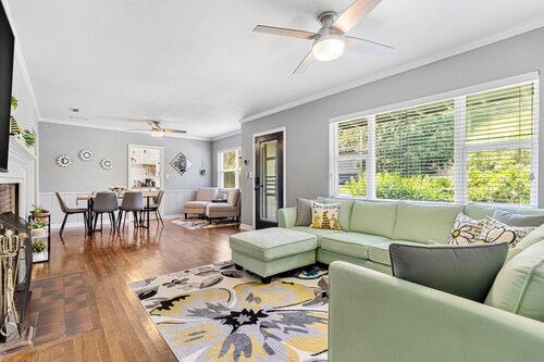 Floral Oasis: A Whimsical and Charming Ambiance!<br>