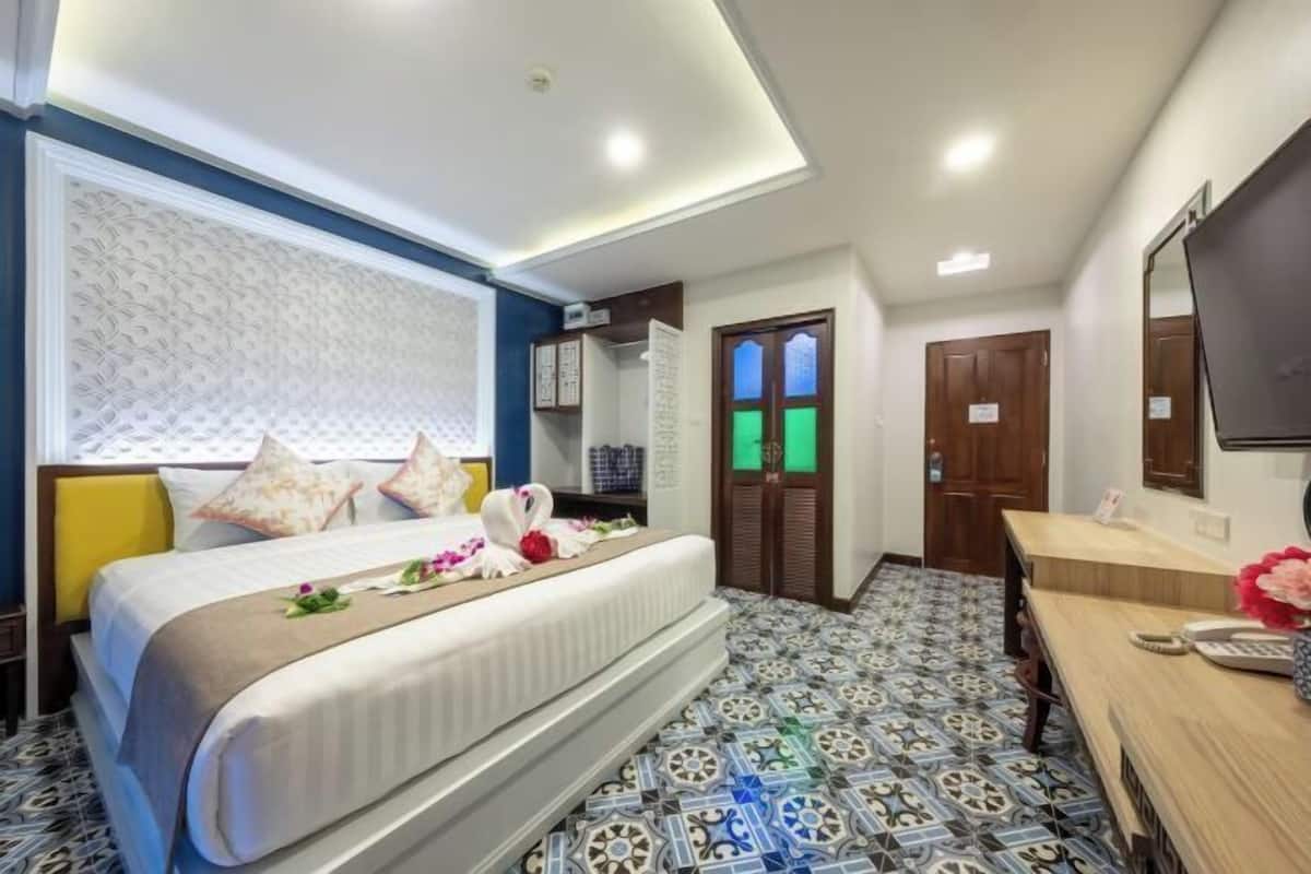 In-room safe, desk, WiFi (free), bed sheets
