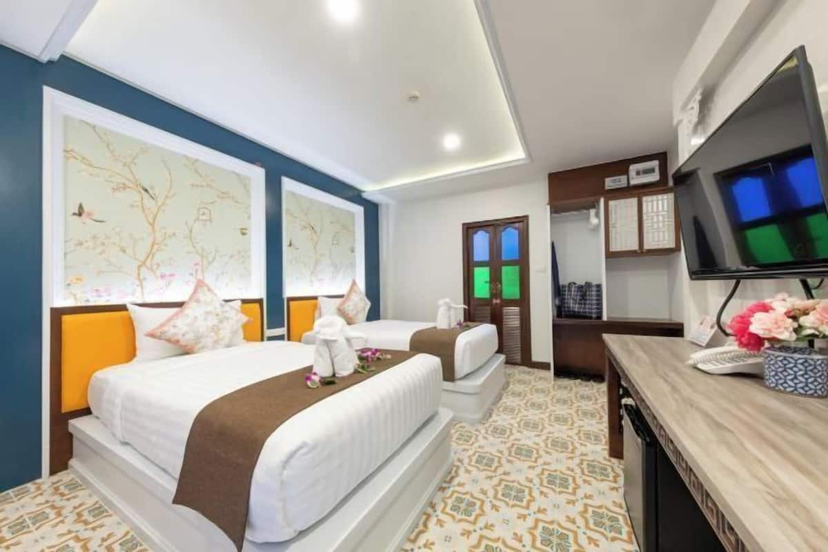 In-room safe, desk, WiFi (free), bed sheets