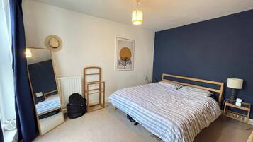 Basic Apartment, 1 King Bed | 1 bedroom, iron/ironing board, bed sheets