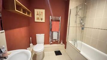 Basic Apartment, 1 King Bed | Bathroom | Towels, soap, shampoo, toilet paper