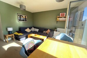 Basic Apartment, 1 King Bed | 1 bedroom, iron/ironing board, bed sheets - Radiant & Homley 1BD Flat, Hither Green (London)