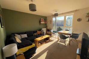Basic Apartment, 1 King Bed | Living area - Radiant & Homley 1BD Flat, Hither Green (London)