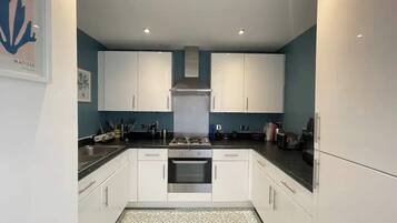 Basic Apartment, 1 King Bed | Private kitchen | Fridge, microwave, oven, stovetop