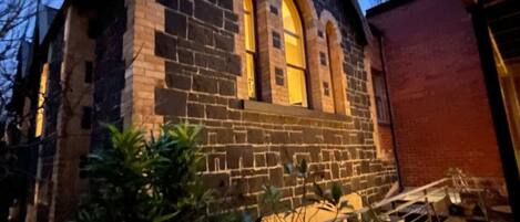 Departamento básico, 2 camas Queen size | Restaurante al aire libre