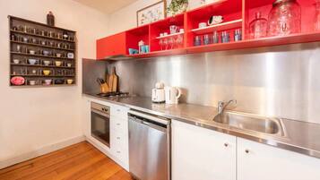 Apartamento básico, 2 camas Queen | Cozinha privada | Geladeira, micro-ondas, fogão, cooktop