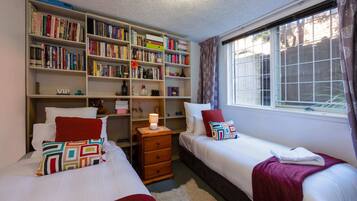 Basic Apartment, Multiple Beds | 2 bedrooms, iron/ironing board, bed sheets