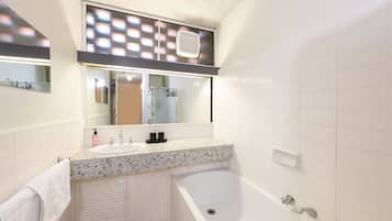 Basic Apartment, Multiple Beds | Bathroom | Hair dryer, towels, soap, shampoo