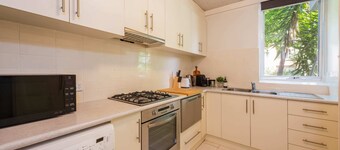 Beautiful 2-bed Unit in St Kilda West w/ Parking