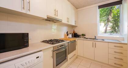 Beautiful 2-bed Unit in St Kilda West w/ Parking