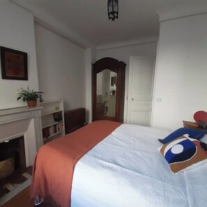 2 Schlafzimmer, Schreibtisch, Bügeleisen/Bügelbrett, WLAN