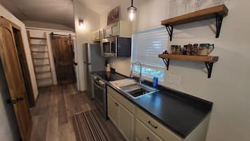 Réfrigérateur, four à micro-ondes, un four, surface de cuisson