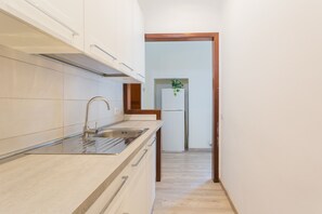 Fridge, oven, cookware/dishes/utensils, dining tables