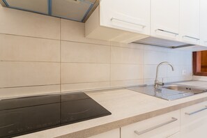 Réfrigérateur, four, batterie de cuisine, vaisselle et ustensiles