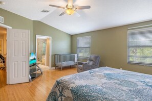4 bedrooms, desk, WiFi, bed sheets