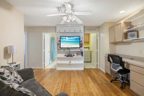 Smart TV, fireplace, offices - Ocean access with boat dock 4 bedroom 3 bathroom beautiful Pool home with Spa.  (Port St. Lucie)