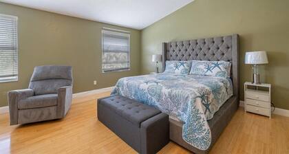 Ocean access with boat dock 4 bedroom 3 bathroom beautiful Pool home with Spa.