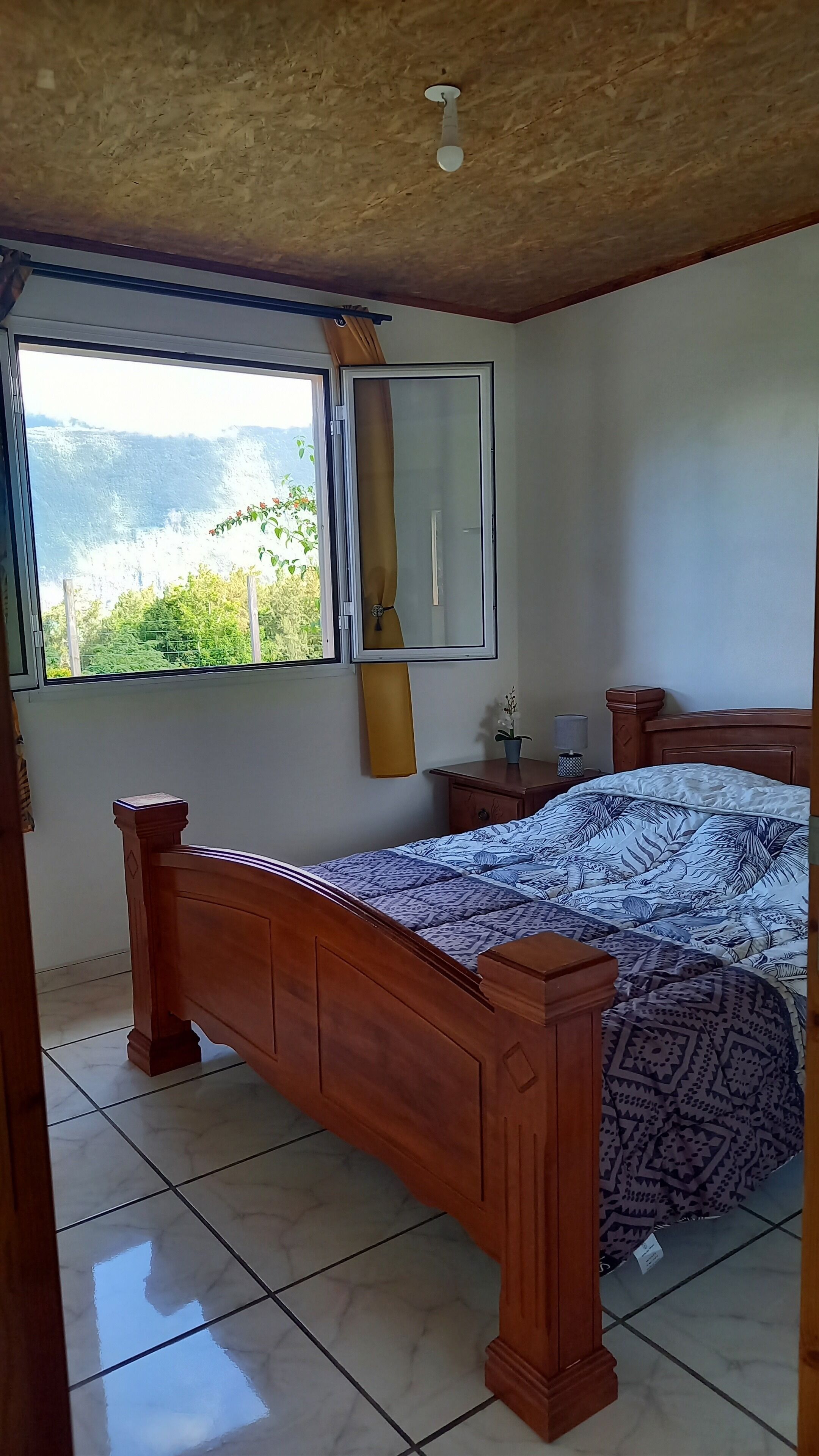 2 slaapkamers, een strijkplank/strijkijzer, reisbedje, gratis wifi