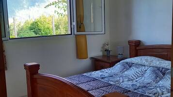 2 slaapkamers, een strijkplank/strijkijzer, reisbedje, gratis wifi