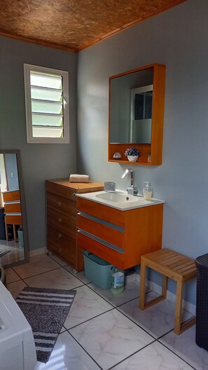 Doccia, asciugacapelli, asciugamani, sapone