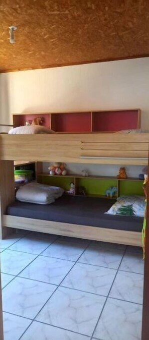 2 habitaciones, tabla de planchar con plancha y wifi gratis 