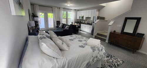 Stylish 3BR + Studio Retreat–Sleeps 8 Comfortably!