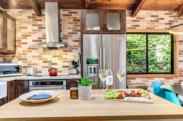 Réfrigérateur, four à micro-ondes, un four, surface de cuisson