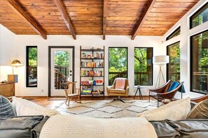 スマートテレビ、卓球台、書庫、ステレオ