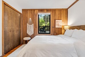 3 bedrooms, desk, iron/ironing board, travel crib - 🌲 5-STAR GUERNEVILLE/MONTE RIO RETREAT w/ HOT TUB • REDWOODS • SLEEPS 8 (Monte Rio)